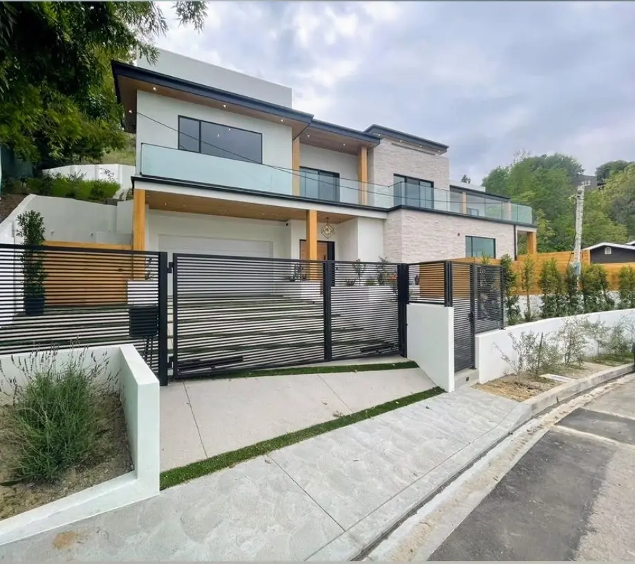 Studio City dual-swing driveway gate on two LiftMaster LA500UL operators, installed by Silence Garage Door & Gates
