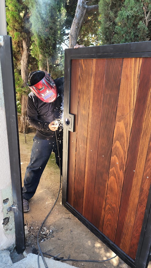 Pedestrian gate and intercom repair by Silence